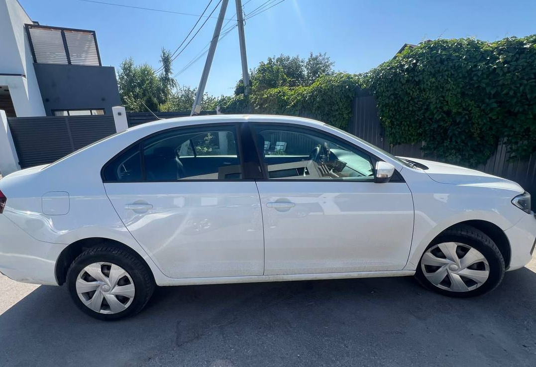 Аренда volkswagen polo эконом класса 2021 года в городе Москва от 2160 руб./сутки, передний привод, двигатель: бензин, объем 1.6 литров, каско (Мультидрайв), ОСАГО (Мультидрайв), без водителя, недорого, вид 2 - RentRide