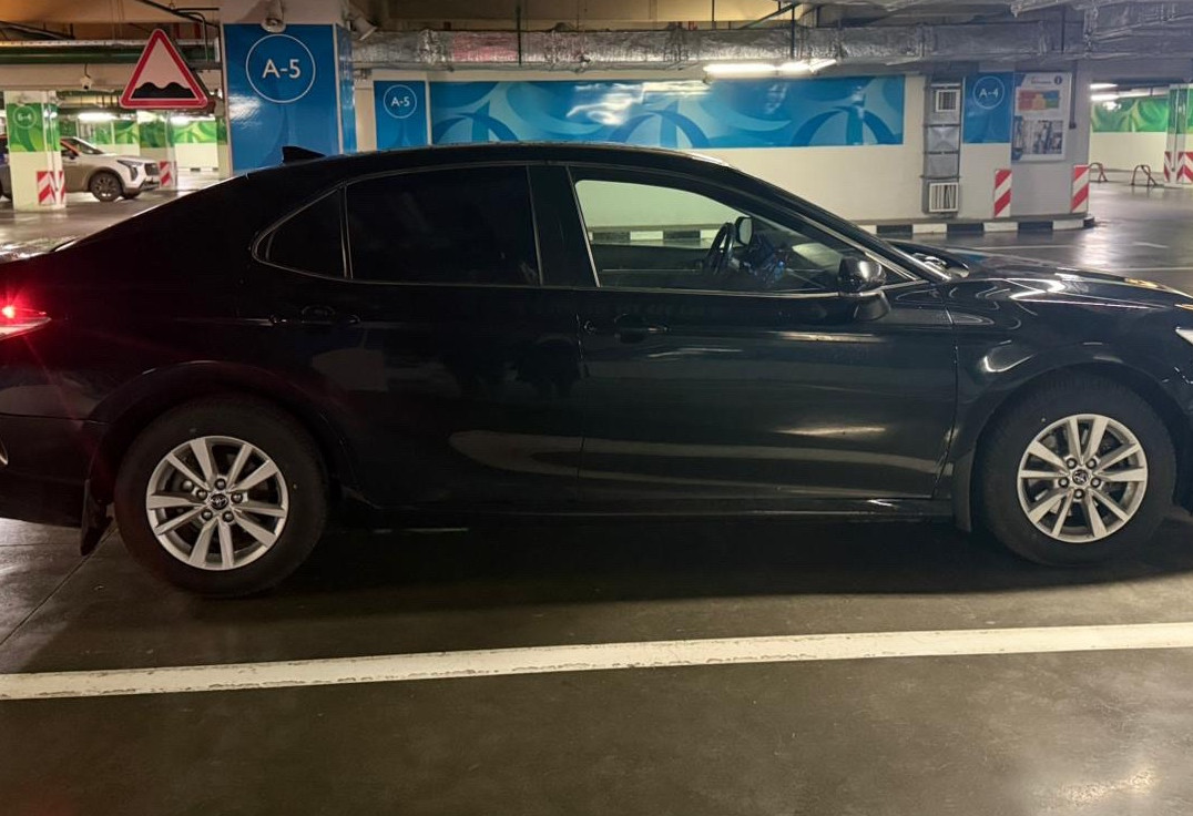 Аренда toyota camry стандарт класса 2019 года в городе Москва Проспект Вернадского от 3300 руб./сутки, передний привод, двигатель: бензин, объем 2.5 литров, ОСАГО (Мультидрайв), без водителя, недорого, вид 3 - RentRide