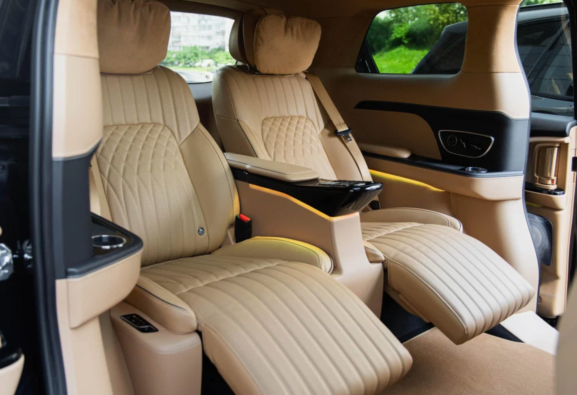 Аренда voyah dream 2023 года в городе Москва Котельники от 13600 руб./сутки, полный привод, двигатель: гибрид, объем 1.5 литров, каско (Впишу в полис), ОСАГО (Впишу в полис), без водителя, недорого, вид 4 - RentRide