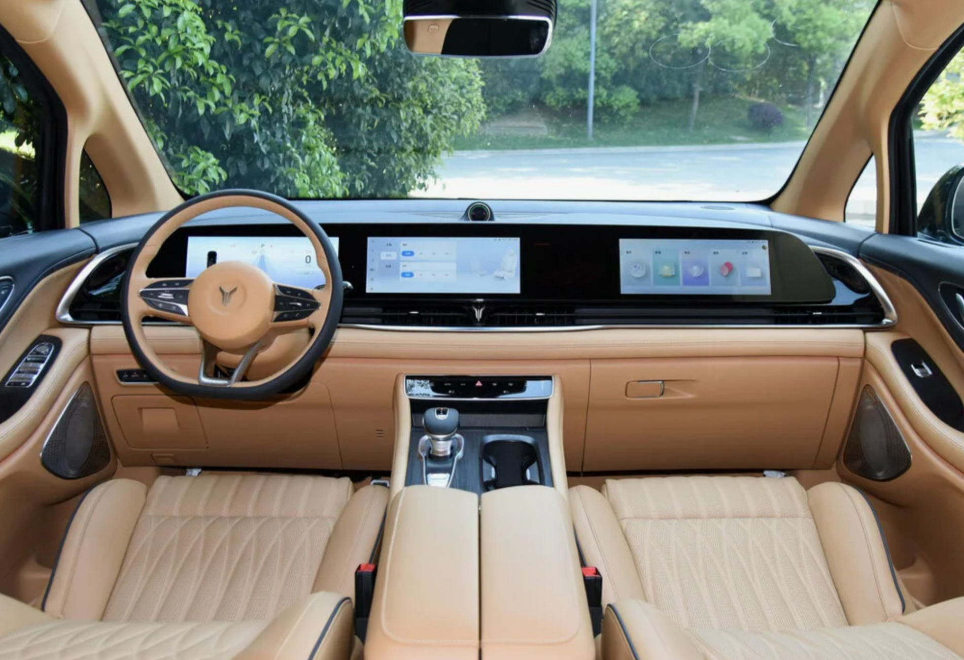 Аренда voyah dream 2023 года в городе Москва Котельники от 13600 руб./сутки, полный привод, двигатель: гибрид, объем 1.5 литров, каско (Впишу в полис), ОСАГО (Впишу в полис), без водителя, недорого, вид 3 - RentRide