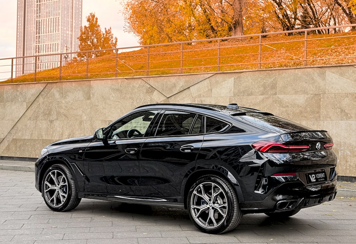 Аренда bmw x6 премиум класса 2023 года в городе Москва Новаторская от 15000 руб./сутки, полный привод, двигатель: бензин, объем 3 литра, каско (Мультидрайв), ОСАГО (Мультидрайв), без водителя, недорого - RentRide