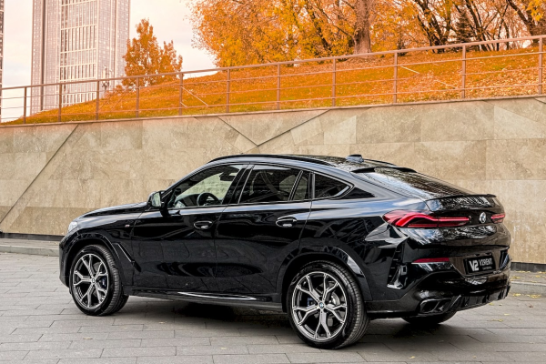 Прокат авто bmw x6 премиум класса 2023 года в городе Москва Новаторская от 15000 руб./сутки, полный привод, двигатель: бензин, объем 3 литра, каско (Мультидрайв), ОСАГО (Мультидрайв), без водителя, недорого - RentRide