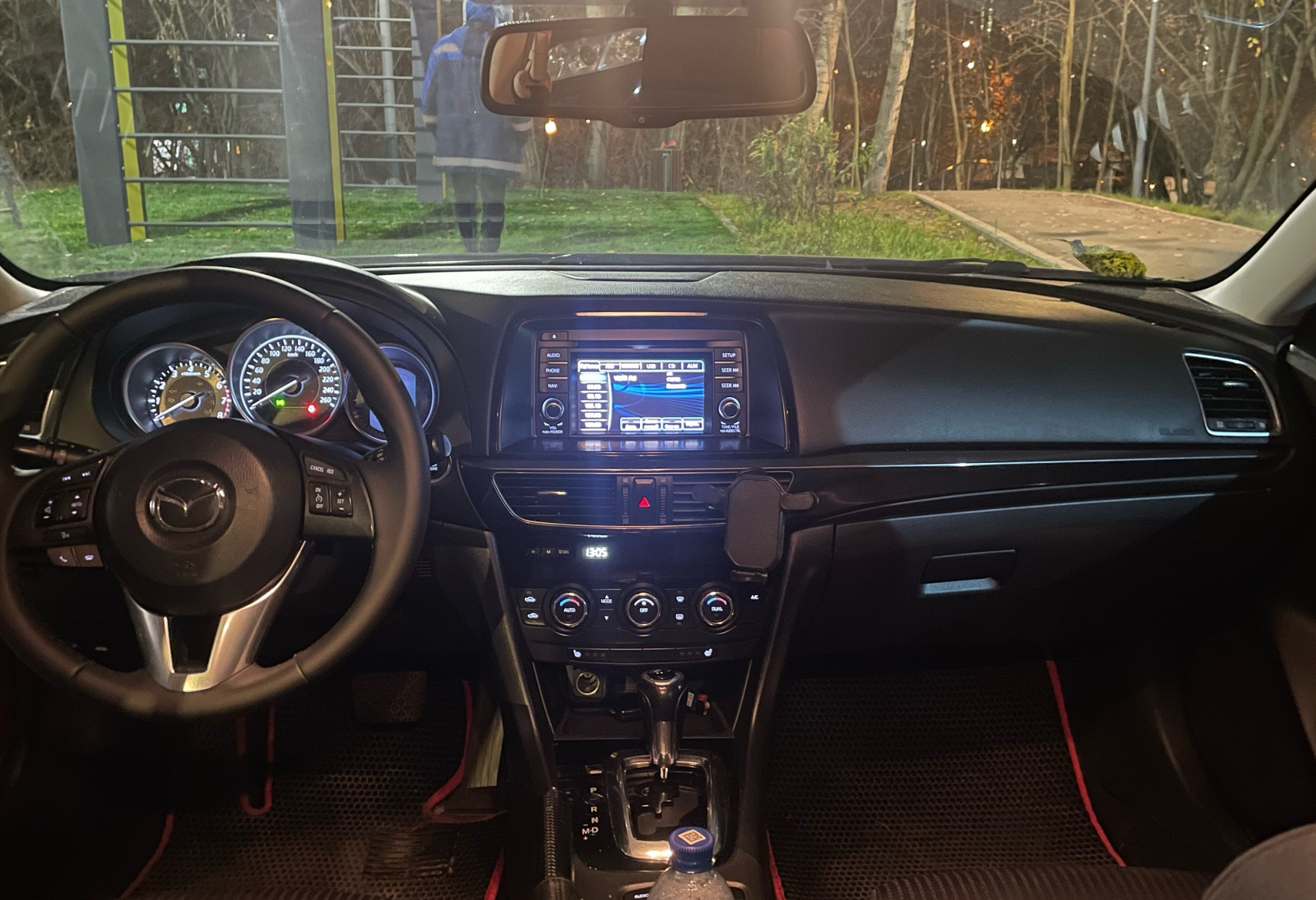 Аренда mazda 6 комфорт класса 2014 года в городе Москва Домодедовская от 3000 руб./сутки, задний привод, двигатель: бензин, объем 2.5 литров, ОСАГО (Мультидрайв), без водителя, недорого, вид 5 - RentRide