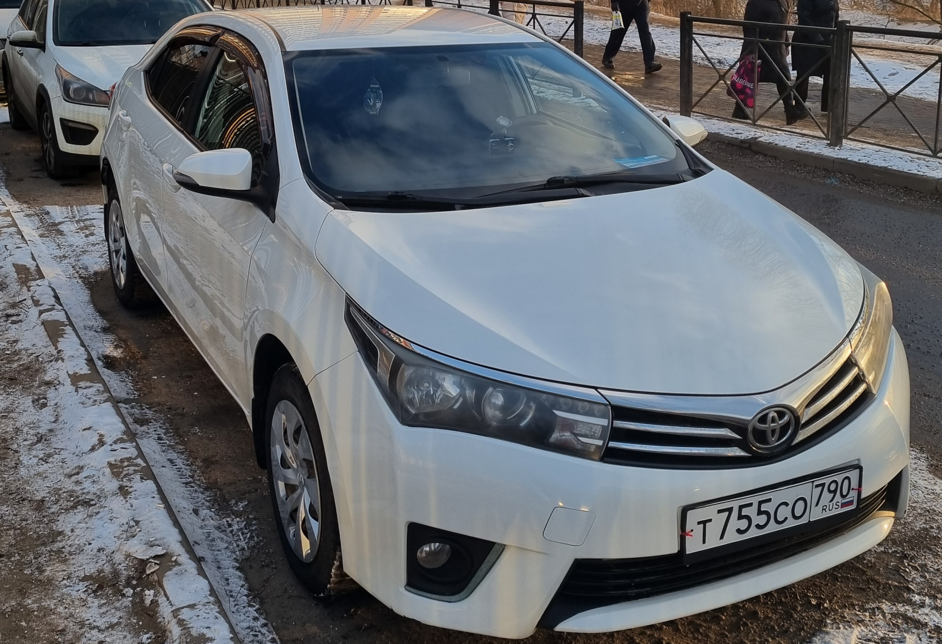 Аренда toyota corolla эконом класса 2014 года в городе Москва от 1360 руб./сутки, передний привод, двигатель: бензин, объем 1.6 литров, ОСАГО (Впишу в полис), без водителя, недорого, вид 3 - RentRide