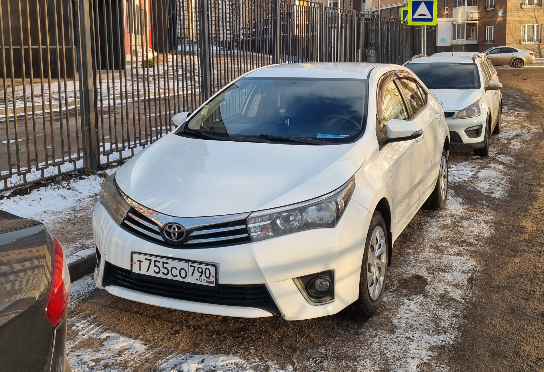 Аренда toyota corolla эконом класса 2014 года в городе Москва от 1360 руб./сутки, передний привод, двигатель: бензин, объем 1.6 литров, ОСАГО (Впишу в полис), без водителя, недорого - RentRide