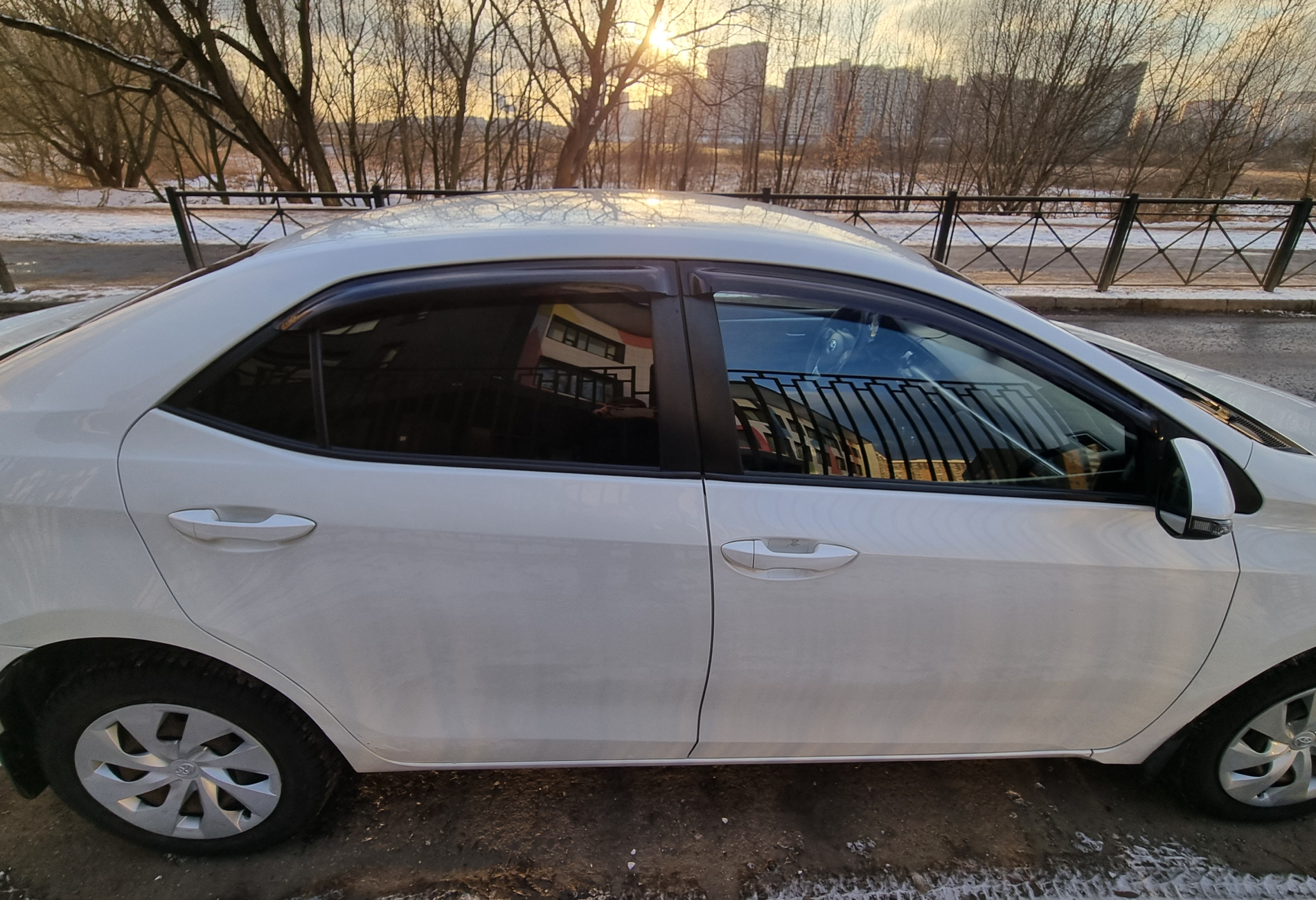 Аренда toyota corolla эконом класса 2014 года в городе Москва от 1360 руб./сутки, передний привод, двигатель: бензин, объем 1.6 литров, ОСАГО (Впишу в полис), без водителя, недорого, вид 2 - RentRide