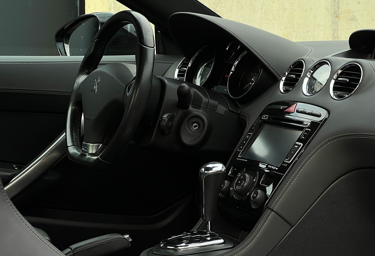 Аренда peugeot rcz 2012 года в городе Москва от 11192 руб./сутки, передний привод, двигатель: бензин, объем 1.6 литров, ОСАГО (Впишу в полис), без водителя, недорого, вид 6 - RentRide