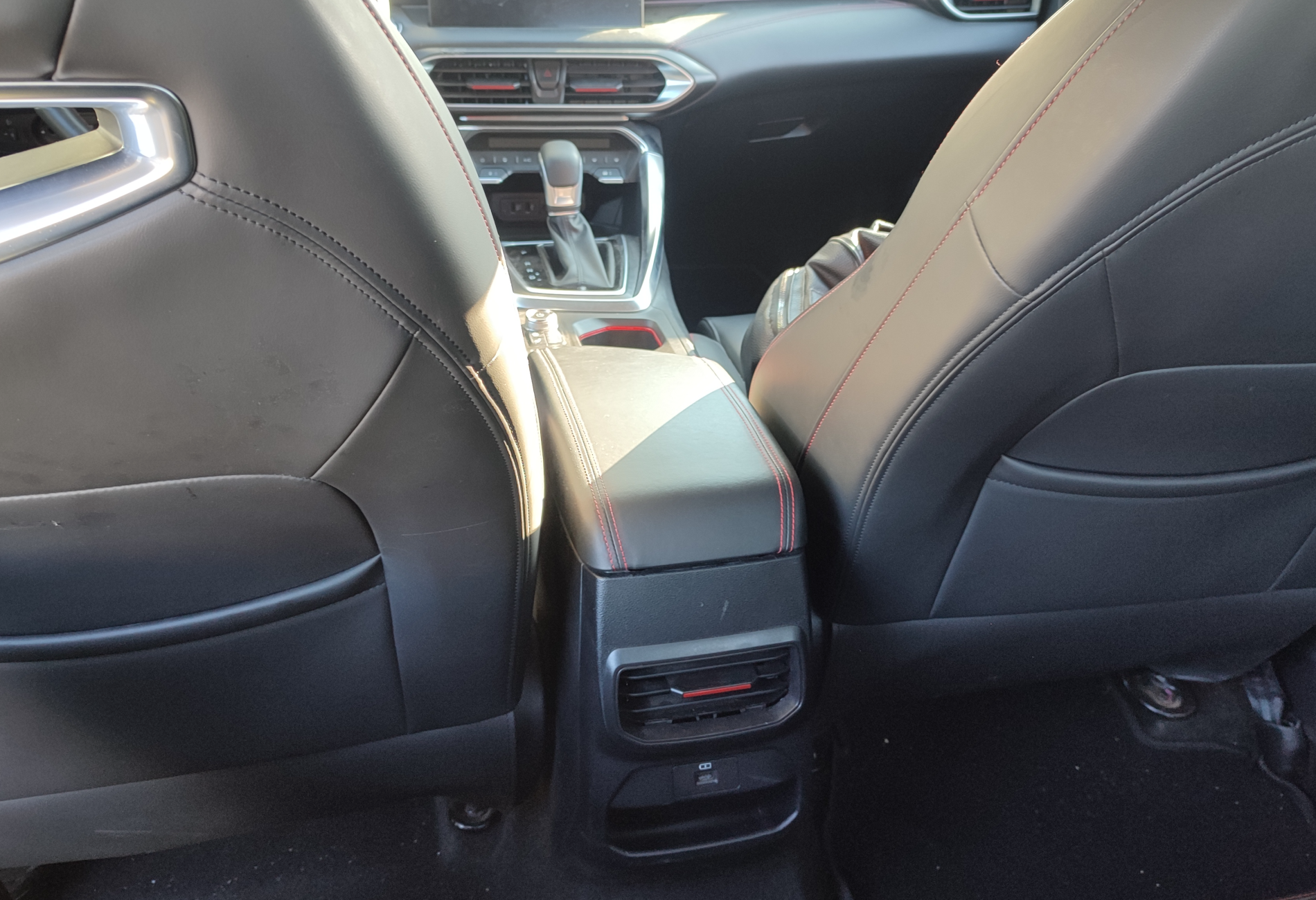 Аренда e5 e5 эконом класса 2023 года в городе Москва от 2400 руб./сутки, передний привод, двигатель: бензин, объем 1.5 литров, ОСАГО (Впишу в полис), без водителя, недорого, вид 4 - RentRide