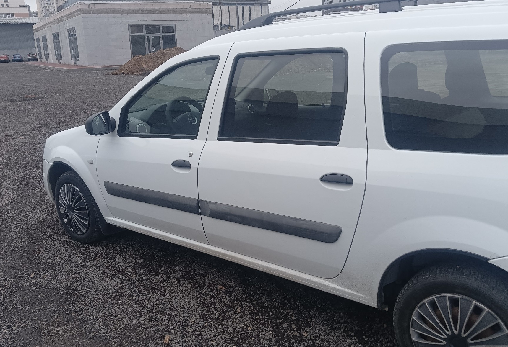 Аренда lada largus эконом класса 2018 года в городе Москва Котельники от 2000 руб./сутки, передний привод, двигатель: бензин, объем 1.6 литров, ОСАГО (Впишу в полис), без водителя, недорого, вид 4 - RentRide