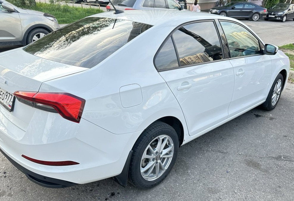 Аренда skoda rapid эконом класса 2021 года в городе Москва от 2500 руб./сутки, передний привод, двигатель: бензин, объем 1.6 литров, каско (Впишу в полис), ОСАГО (Впишу в полис), без водителя, недорого, вид 2 - RentRide