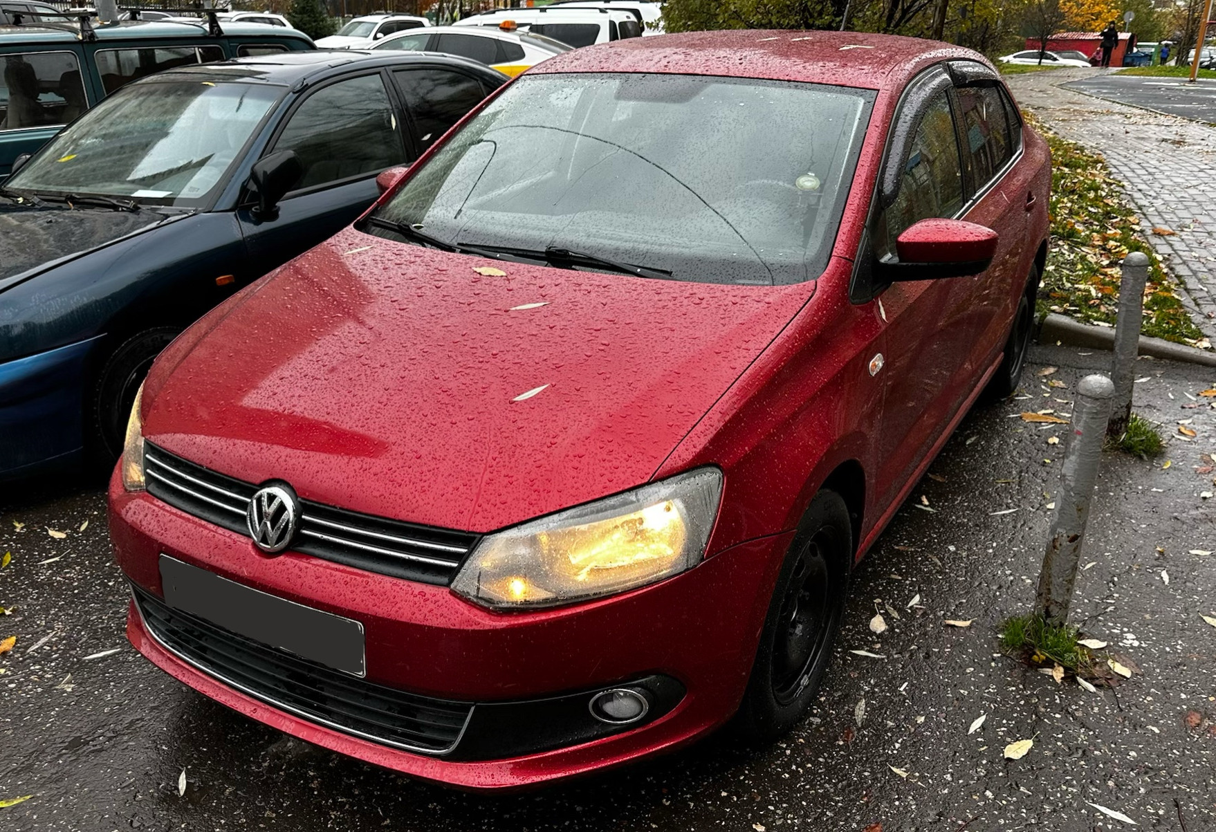 Аренда volkswagen polo эконом класса 2012 года в городе Москва от 2100 руб./сутки, передний привод, двигатель: бензин, объем 1.6 литров, каско (Впишу в полис), ОСАГО (Впишу в полис), без водителя, недорого - RentRide