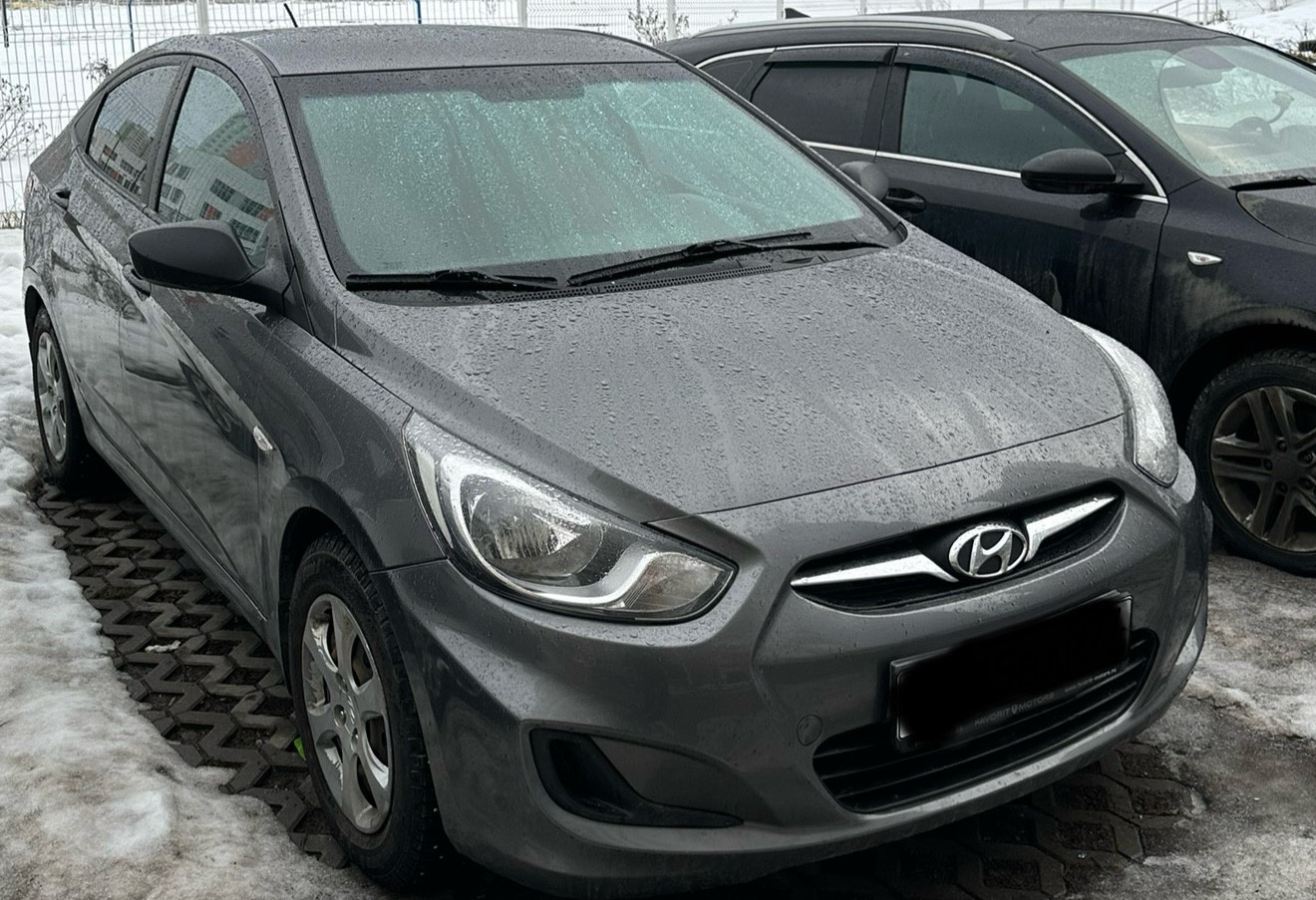 Аренда hyundai solaris эконом класса 2013 года в городе Москва от 1600 руб./сутки, передний привод, двигатель: бензин, объем 1.4 литра, ОСАГО (Впишу в полис), без водителя, недорого - RentRide