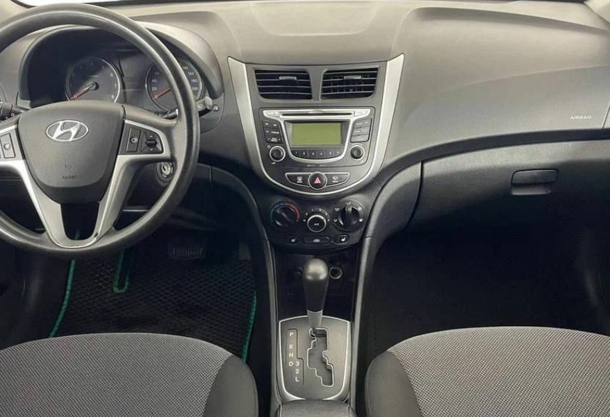 Аренда hyundai solaris эконом класса 2013 года в городе Москва от 1600 руб./сутки, передний привод, двигатель: бензин, объем 1.4 литра, ОСАГО (Впишу в полис), без водителя, недорого, вид 3 - RentRide