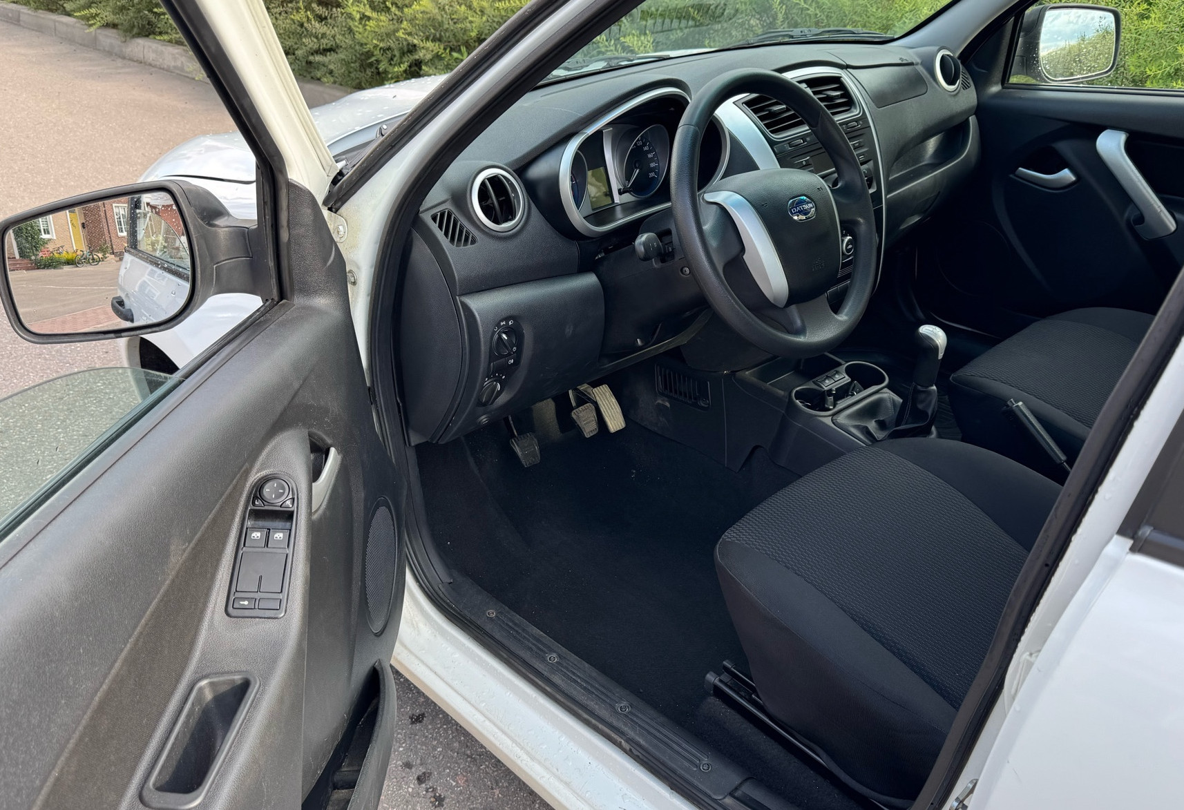 Аренда datsun mi-do эконом класса 2015 года в городе Москва Апрелевка от 1200 руб./сутки, передний привод, двигатель: бензин, объем 1.6 литров, ОСАГО (Впишу в полис), без водителя, недорого, вид 2 - RentRide