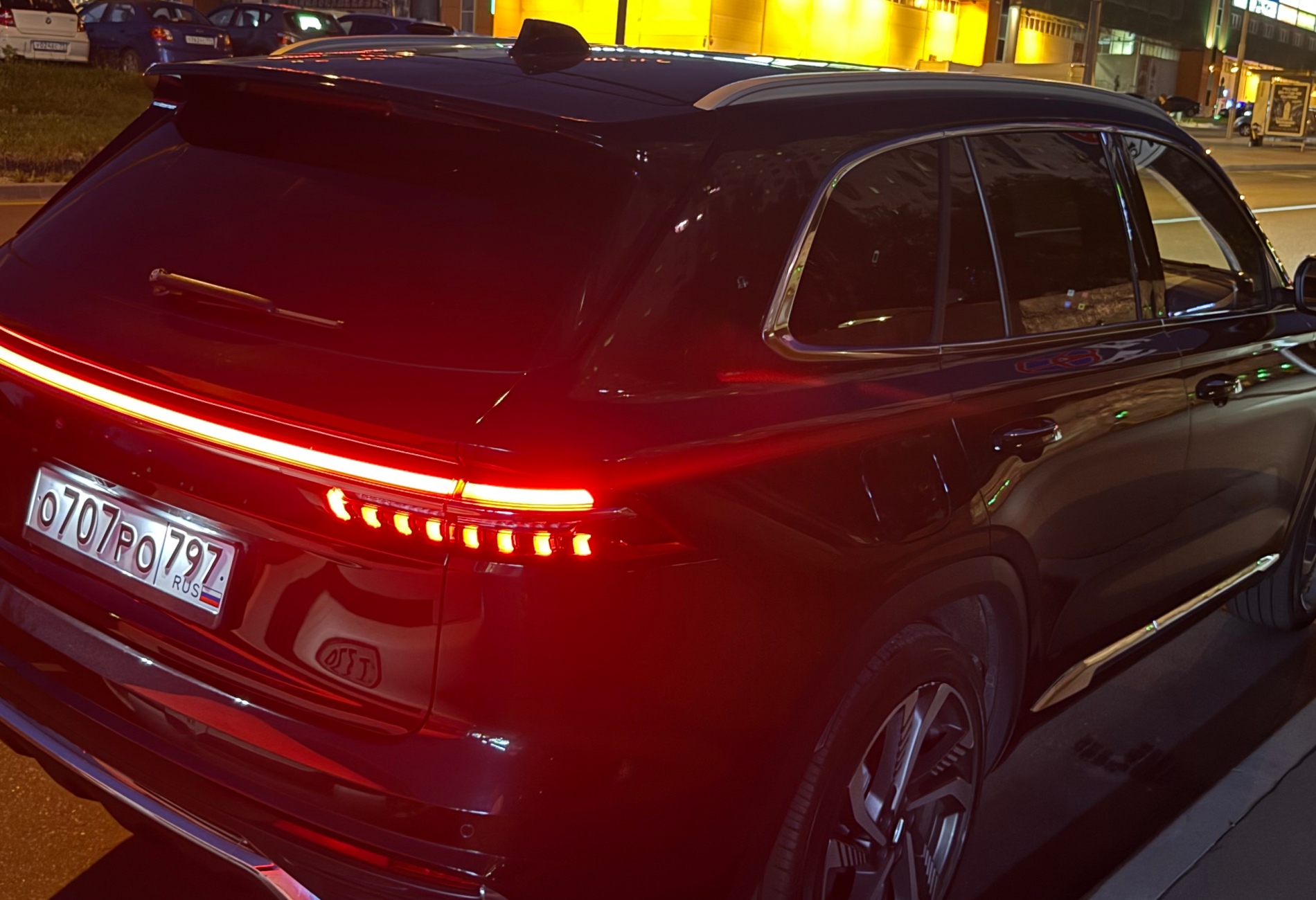 Аренда geely monjaro бизнес класса 2023 года в городе Москва Алтуфьево от 6000 руб./сутки, полный привод, двигатель: бензин, объем 2 литра, каско (Мультидрайв), ОСАГО (Мультидрайв), без водителя, недорого, вид 2 - RentRide