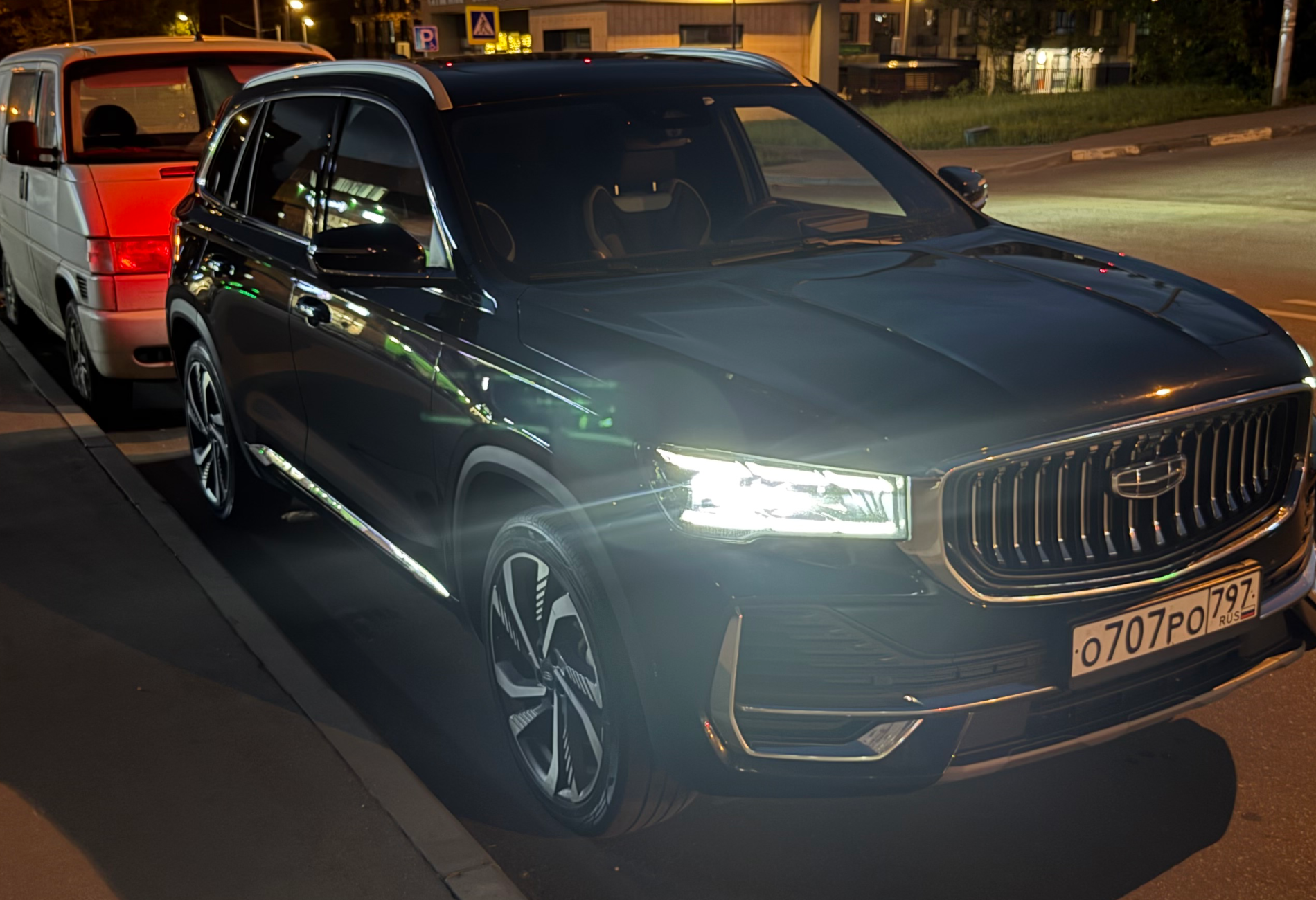 Аренда geely monjaro бизнес класса 2023 года в городе Москва Алтуфьево от 6000 руб./сутки, полный привод, двигатель: бензин, объем 2 литра, каско (Мультидрайв), ОСАГО (Мультидрайв), без водителя, недорого - RentRide