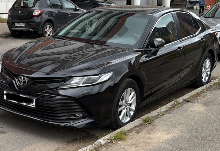 Аренда toyota camry комфорт класса 2018 года в городе Москва Крестьянская застава от 4800 руб./сутки, передний привод, двигатель: бензин, объем 2.5 литров, ОСАГО (Мультидрайв), без водителя, недорого, вид 2 - RentRide