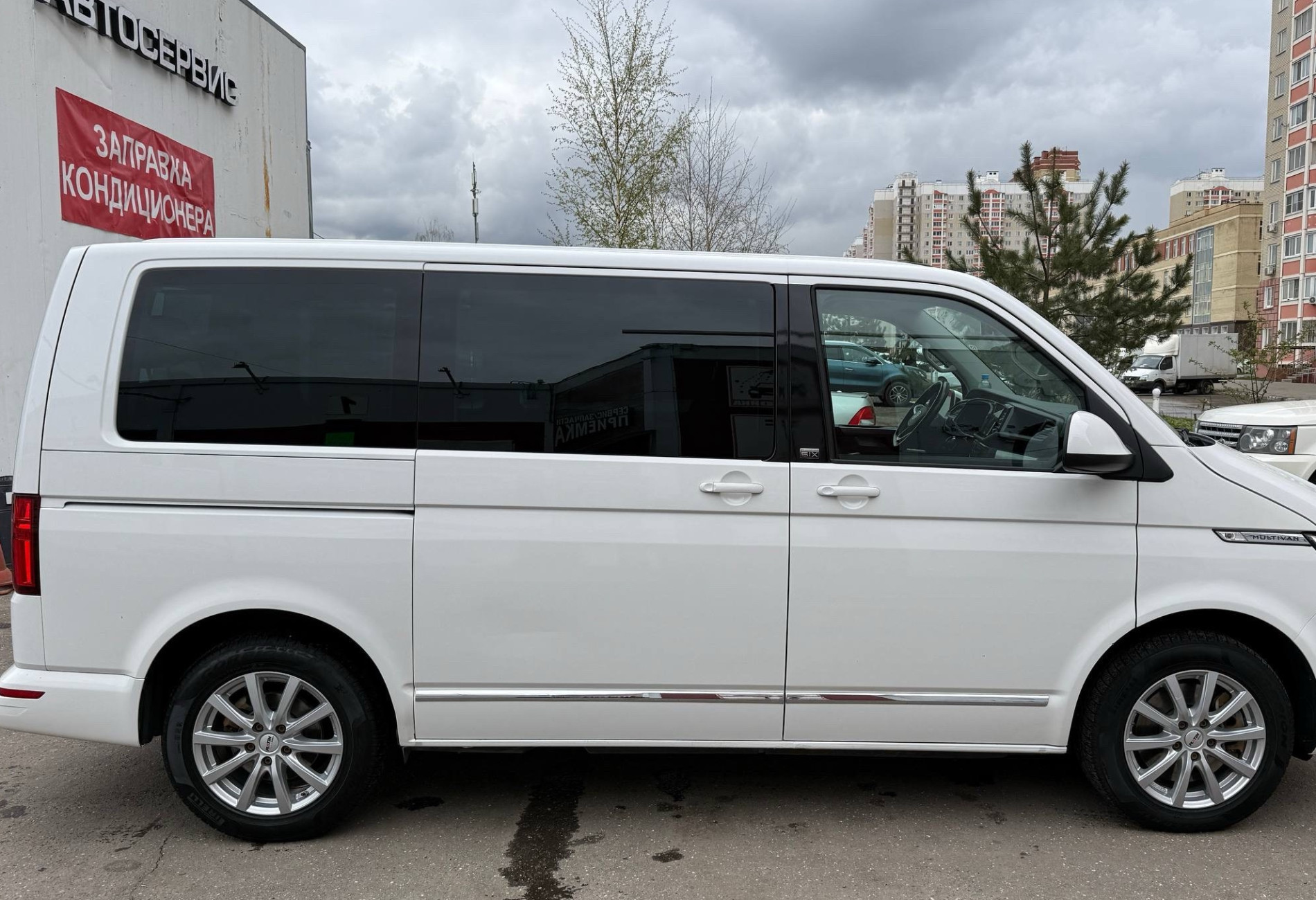 Аренда volkswagen multivan 2020 года в городе Москва Измайловская от 10000 руб./сутки, передний привод, двигатель: дизель, объем 2 литра, ОСАГО (Мультидрайв), без водителя, недорого, вид 6 - RentRide