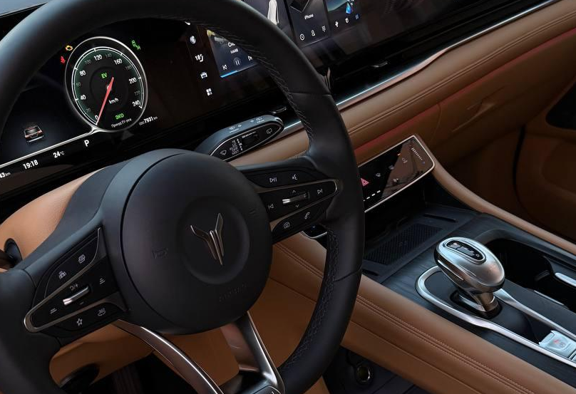 Аренда voyah dream 2024 года в городе Москва Беговая от 12800 руб./сутки, полный привод, двигатель: гибрид, объем 1.5 литров, каско (Мультидрайв), ОСАГО (Мультидрайв), без водителя, недорого, вид 4 - RentRide