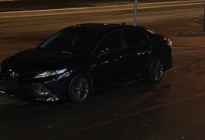 Аренда toyota camry бизнес класса 2020 года в городе Москва Новопеределкино от 6000 руб./сутки, передний привод, двигатель: бензин, объем 2 литра, каско (Мультидрайв), ОСАГО (Мультидрайв), без водителя, недорого, вид 3 - RentRide