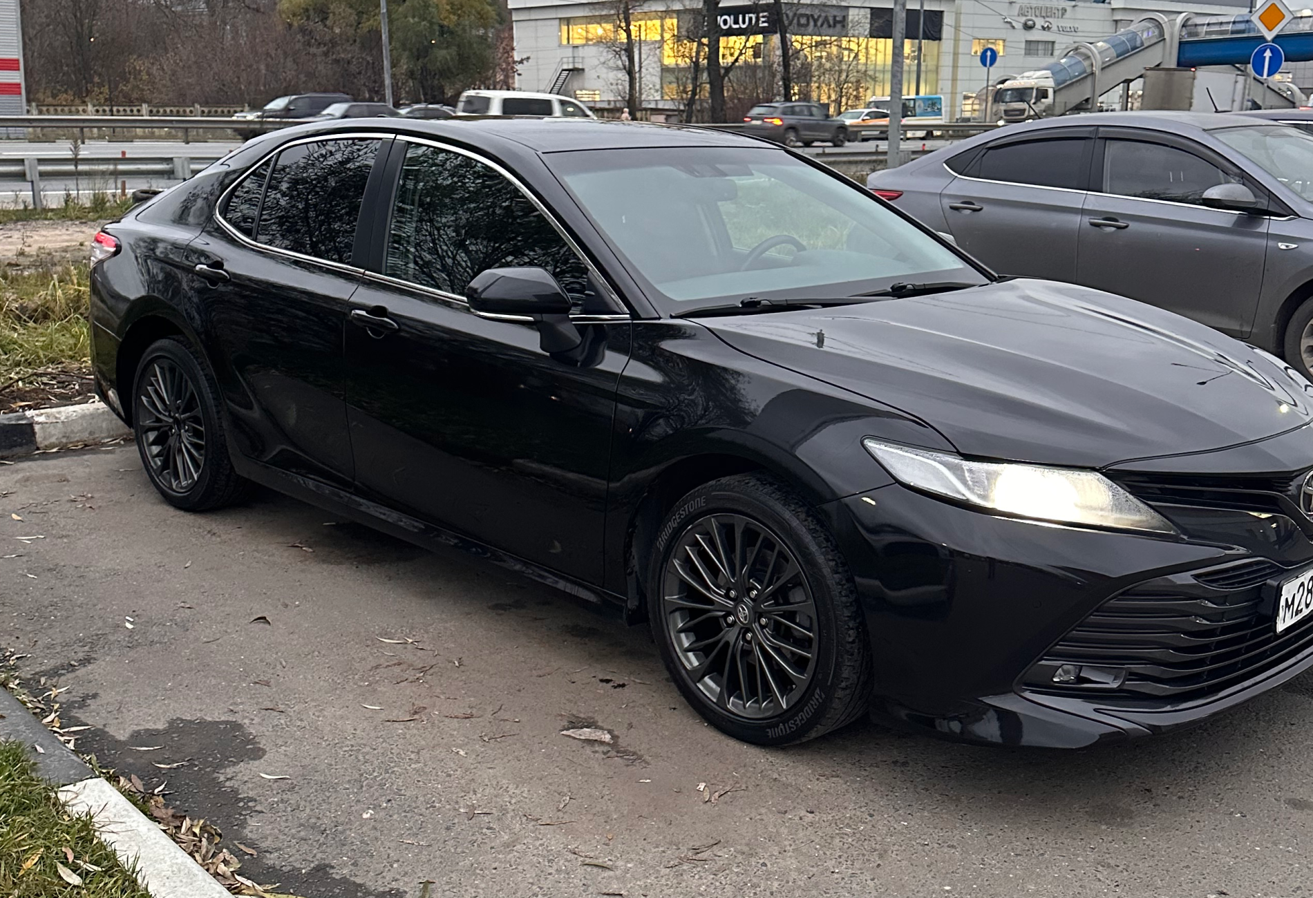 Аренда toyota camry комфорт класса 2020 года в городе Москва Новопеределкино от 5200 руб./сутки, передний привод, двигатель: бензин, объем 2 литра, каско (Мультидрайв), ОСАГО (Мультидрайв), без водителя, недорого, вид 2 - RentRide