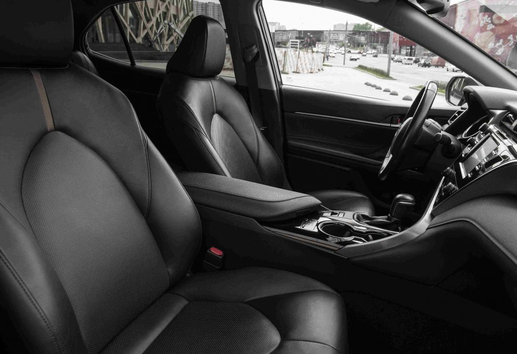 Аренда toyota camry бизнес класса 2020 года в городе Москва Новопеределкино от 6000 руб./сутки, передний привод, двигатель: бензин, объем 2 литра, каско (Мультидрайв), ОСАГО (Мультидрайв), без водителя, недорого, вид 3 - RentRide