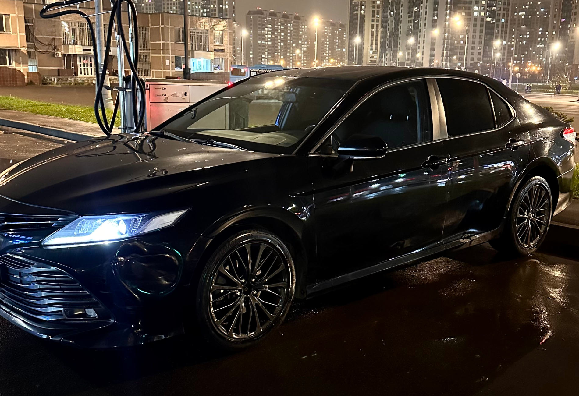 Аренда toyota camry комфорт класса 2020 года в городе Москва Новопеределкино от 5200 руб./сутки, передний привод, двигатель: бензин, объем 2 литра, каско (Мультидрайв), ОСАГО (Мультидрайв), без водителя, недорого - RentRide