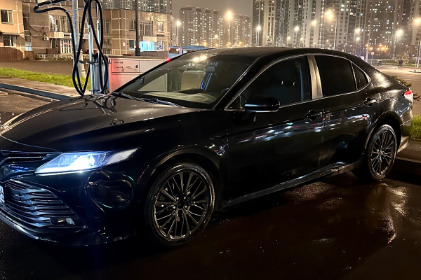 Прокат авто toyota camry комфорт класса 2020 года в городе Москва Новопеределкино от 5200 руб./сутки, передний привод, двигатель: бензин, объем 2 литра, каско (Мультидрайв), ОСАГО (Мультидрайв), без водителя, недорого - RentRide