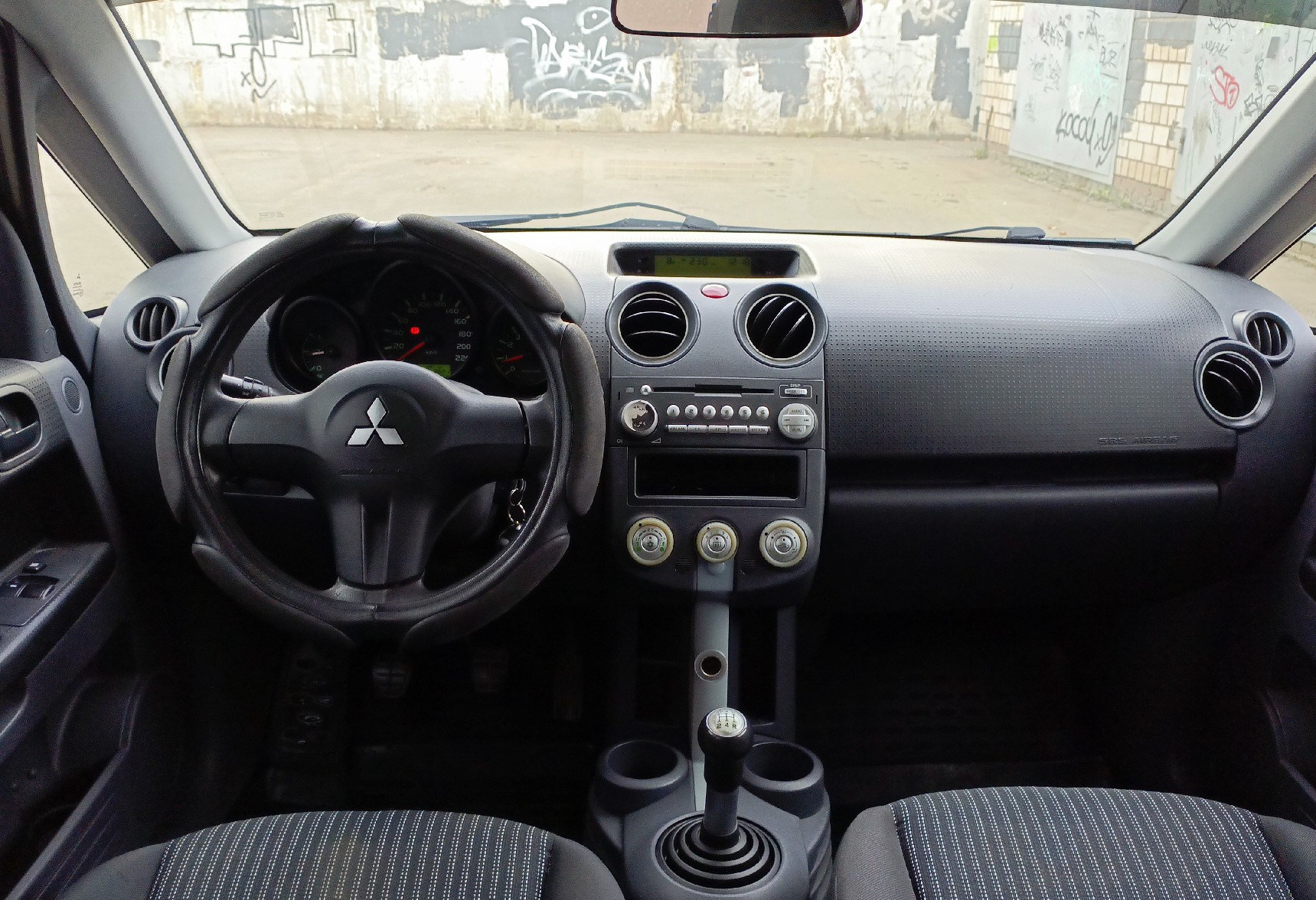 Аренда mitsubishi colt эконом класса 2007 года в городе Москва от 1300 руб./сутки, передний привод, двигатель: бензин, объем 1.3 литра, ОСАГО (Мультидрайв), без водителя, недорого, вид 5 - RentRide