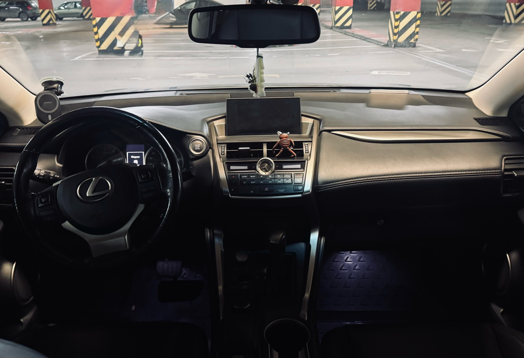 Аренда lexus nx бизнес класса 2015 года в городе Москва Шаболовская от 5440 руб./сутки, полный привод, двигатель: бензин, объем 2 литра, каско (Мультидрайв), ОСАГО (Мультидрайв), без водителя, недорого, вид 6 - RentRide