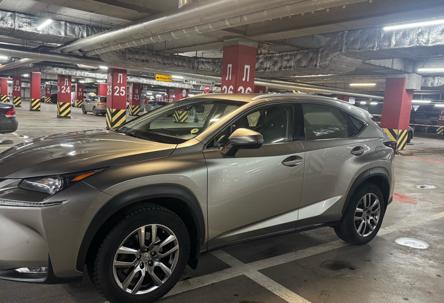 Аренда lexus nx бизнес класса 2015 года в городе Москва Шаболовская от 5440 руб./сутки, полный привод, двигатель: бензин, объем 2 литра, каско (Мультидрайв), ОСАГО (Мультидрайв), без водителя, недорого, вид 3 - RentRide