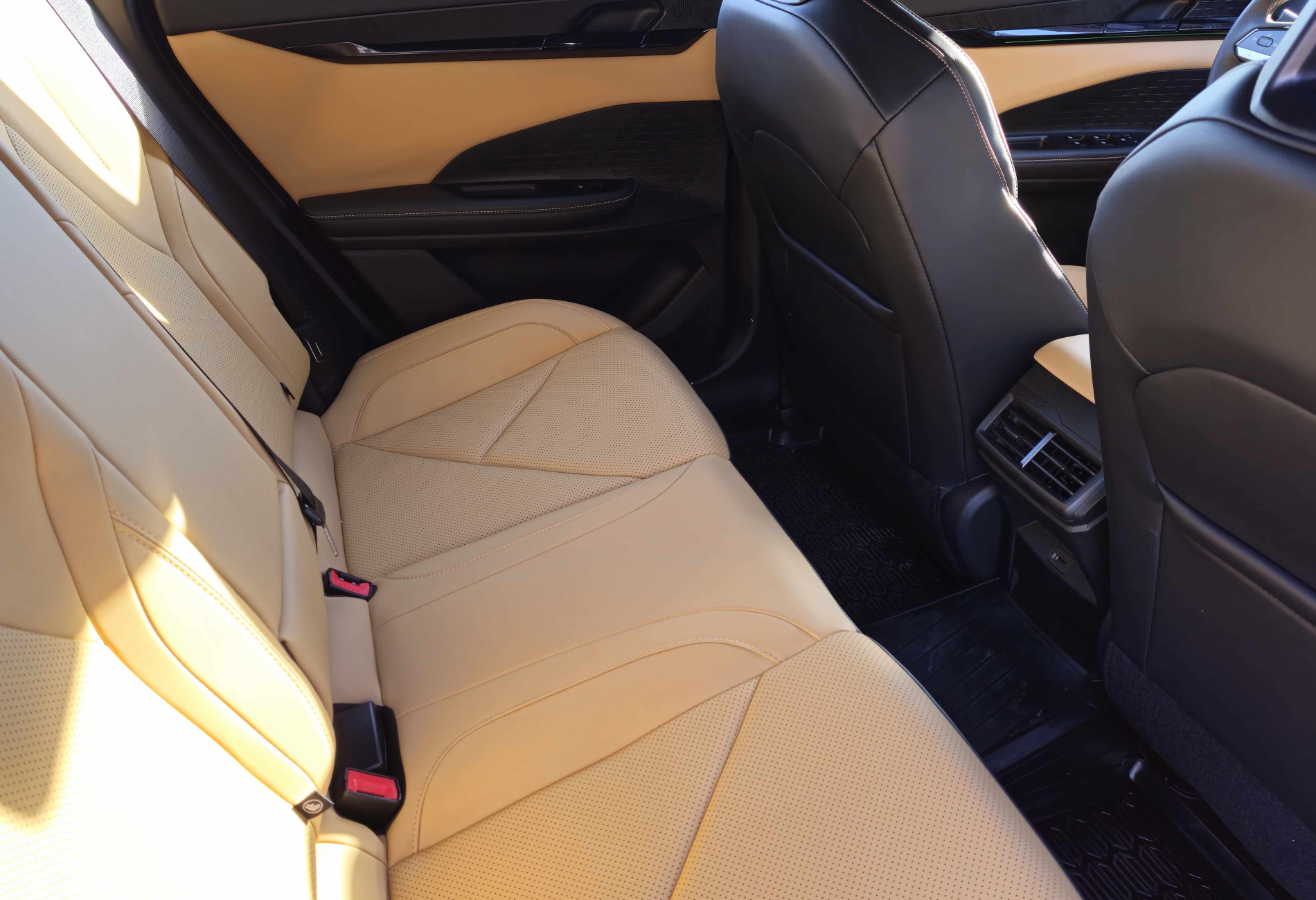 Аренда changan uni-v комфорт класса 2023 года в городе Москва Таганская от 4700 руб./сутки, передний привод, двигатель: бензин, объем 1.5 литров, каско (Мультидрайв), ОСАГО (Мультидрайв), без водителя, недорого, вид 7 - RentRide