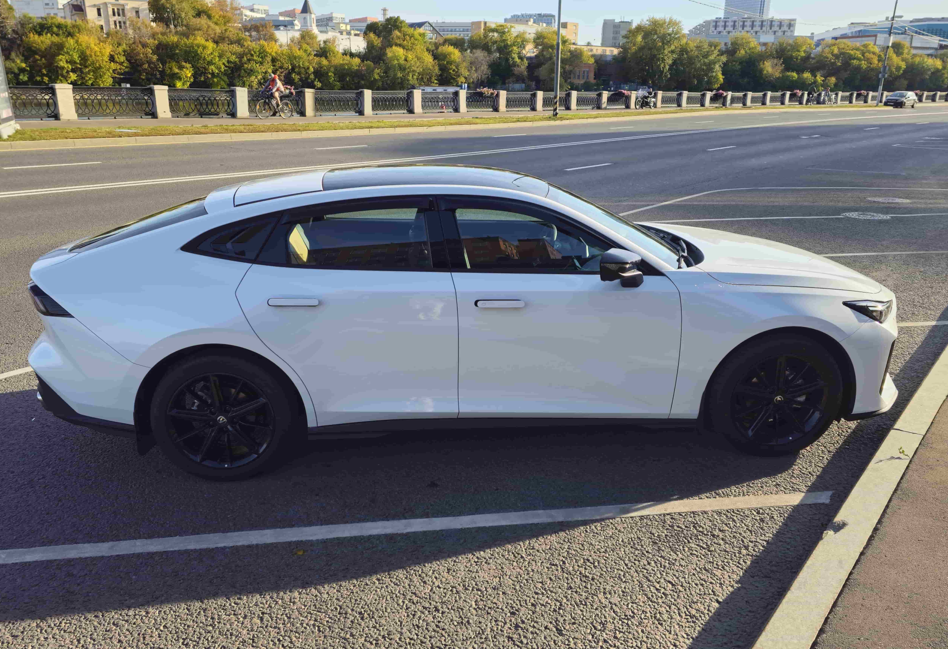 Аренда changan uni-v комфорт класса 2023 года в городе Москва Таганская от 4700 руб./сутки, передний привод, двигатель: бензин, объем 1.5 литров, каско (Мультидрайв), ОСАГО (Мультидрайв), без водителя, недорого, вид 2 - RentRide