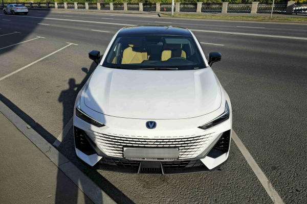 Прокат авто changan uni-v комфорт класса 2023 года в городе Москва Таганская от 4700 руб./сутки, передний привод, двигатель: бензин, объем 1.5 литров, каско (Мультидрайв), ОСАГО (Мультидрайв), без водителя, недорого - RentRide