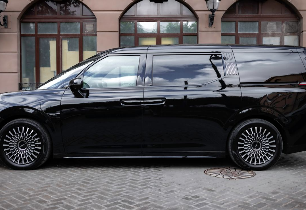 Аренда zeekr 009 2023 года в городе Москва Беговая от 20000 руб./сутки, полный привод, каско (Мультидрайв), ОСАГО (Мультидрайв), без водителя, недорого, вид 2 - RentRide