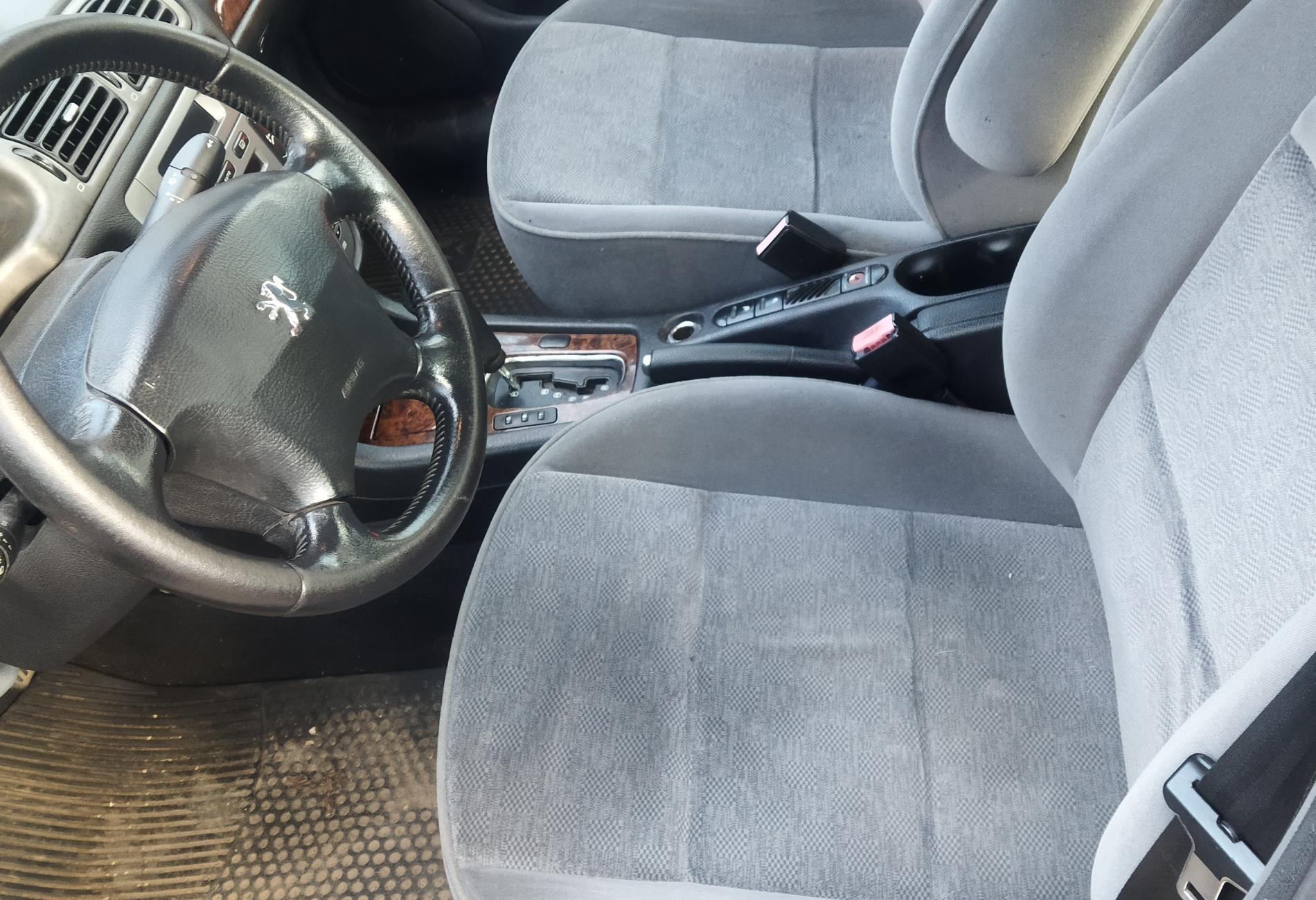 Аренда peugeot 406 эконом класса 2004 года в городе Москва Ясенево от 1350 руб./сутки, передний привод, двигатель: бензин, объем 2 литра, ОСАГО (Впишу в полис), без водителя, недорого, вид 3 - RentRide