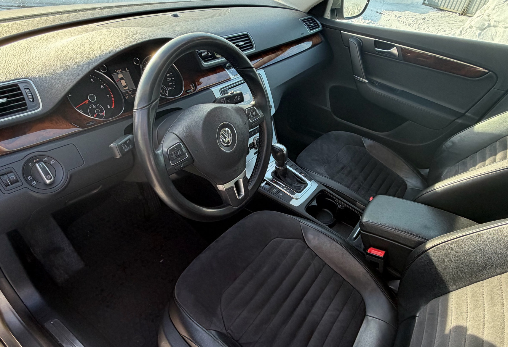 Аренда volkswagen passat стандарт класса 2012 года в городе Москва Алтуфьево от 3040 руб./сутки, передний привод, двигатель: бензин, объем 1.8 литров, ОСАГО (Мультидрайв), без водителя, недорого, вид 5 - RentRide