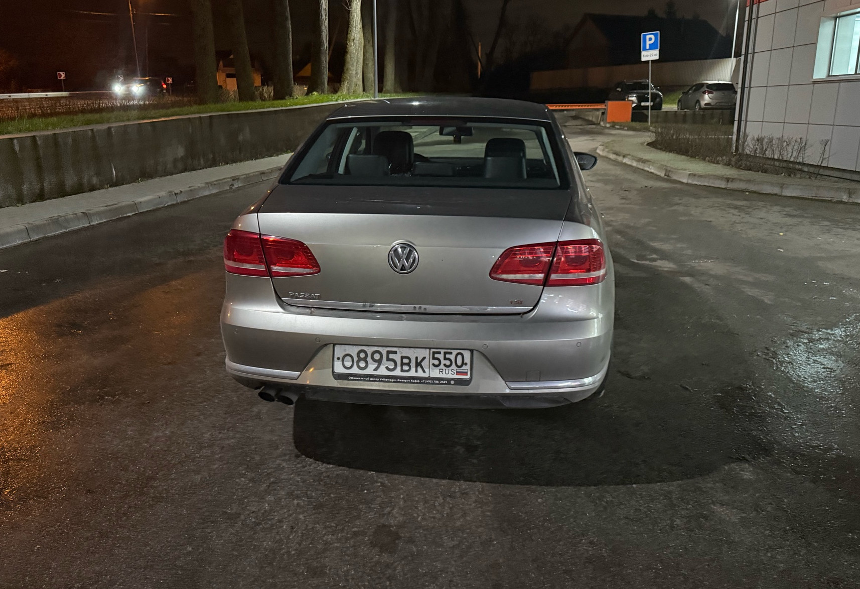 Аренда volkswagen passat эконом класса 2012 года в городе Москва Алтуфьево от 3200 руб./сутки, передний привод, двигатель: бензин, объем 1.8 литров, ОСАГО (Мультидрайв), без водителя, недорого, вид 4 - RentRide