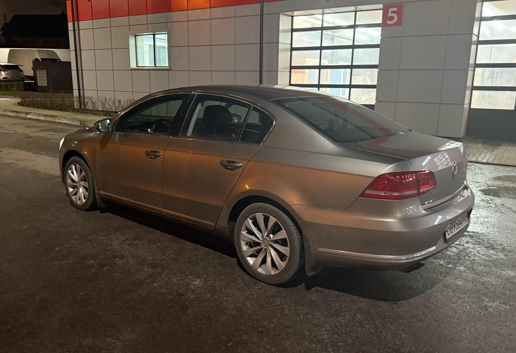 Аренда volkswagen passat эконом класса 2012 года в городе Москва Алтуфьево от 3200 руб./сутки, передний привод, двигатель: бензин, объем 1.8 литров, ОСАГО (Мультидрайв), без водителя, недорого, вид 3 - RentRide