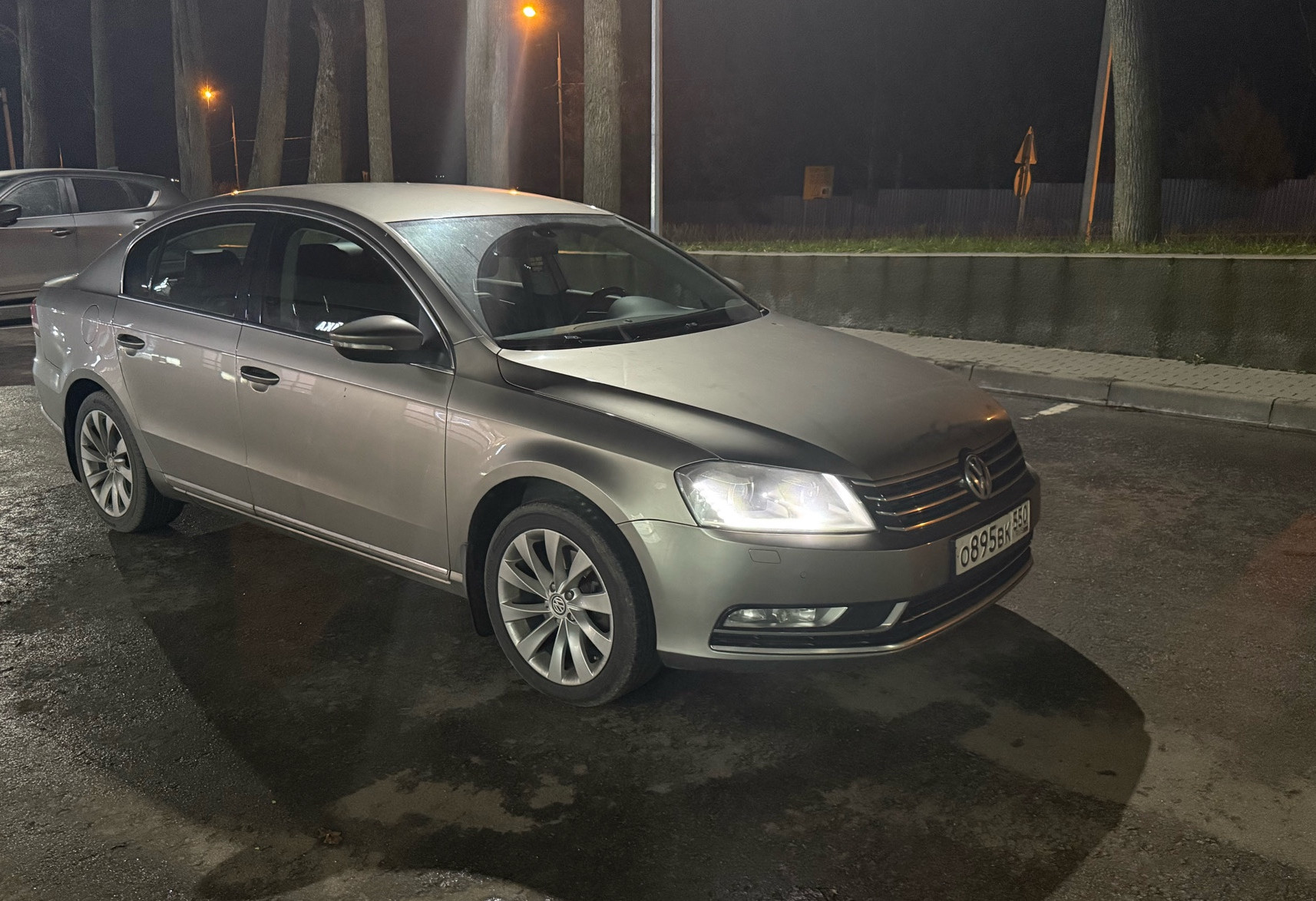 Аренда volkswagen passat эконом класса 2012 года в городе Москва Алтуфьево от 3200 руб./сутки, передний привод, двигатель: бензин, объем 1.8 литров, ОСАГО (Мультидрайв), без водителя, недорого - RentRide