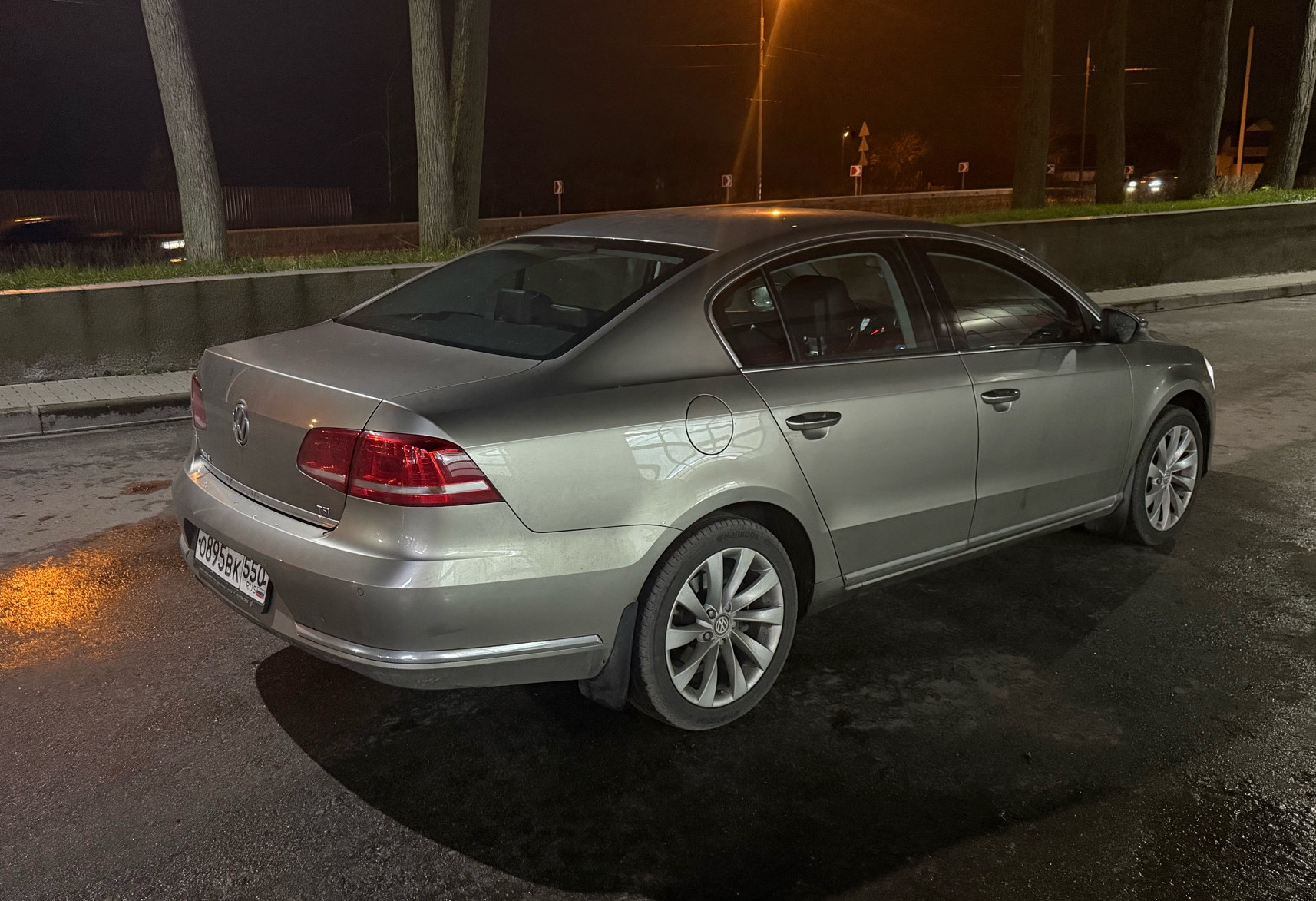 Аренда volkswagen passat эконом класса 2012 года в городе Москва Алтуфьево от 3200 руб./сутки, передний привод, двигатель: бензин, объем 1.8 литров, ОСАГО (Мультидрайв), без водителя, недорого, вид 2 - RentRide