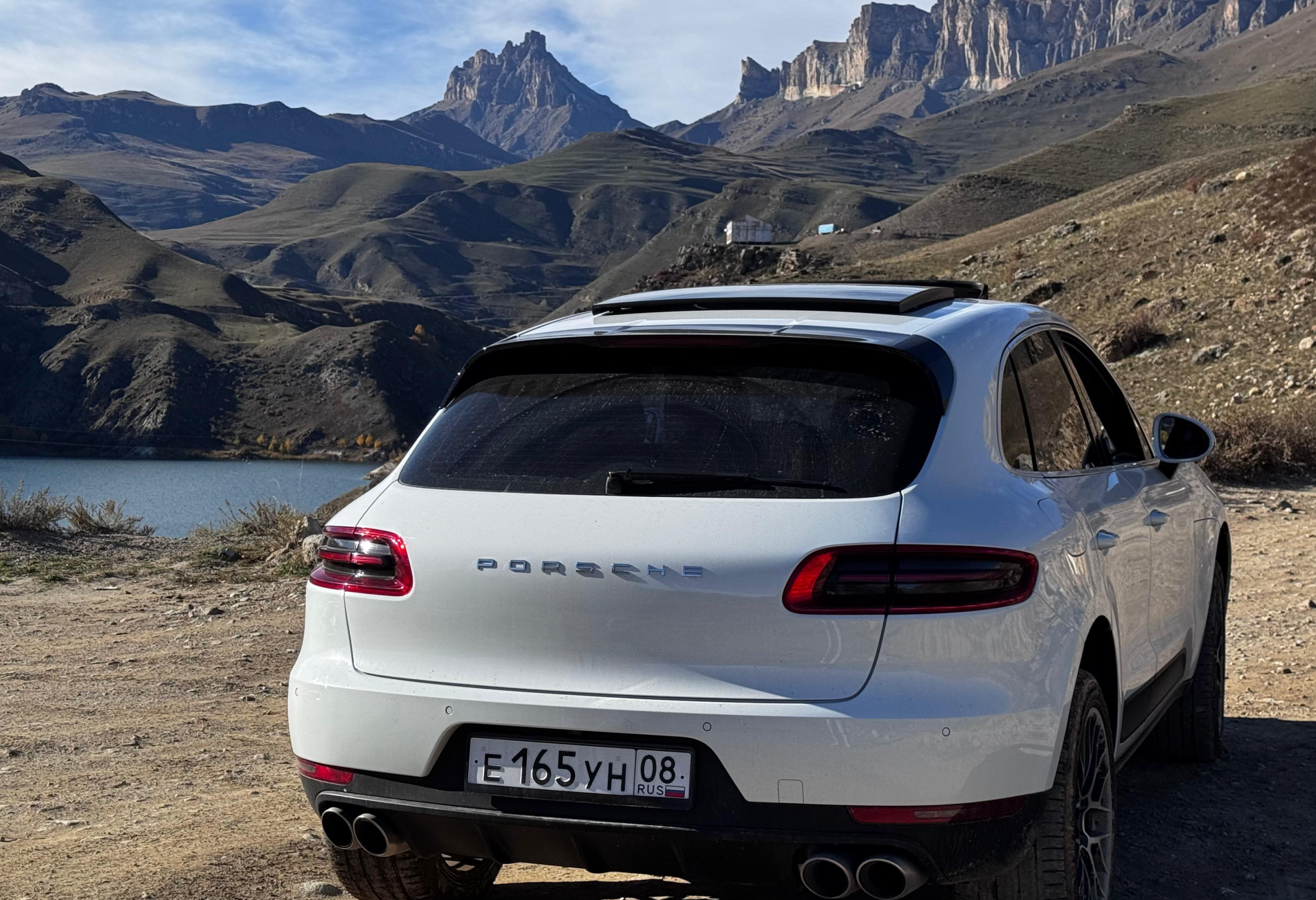 Аренда porsche macan премиум класса 2016 года в городе Москва Дмитровская от 12000 руб./сутки, полный привод, двигатель: бензин, объем 3 литра, каско (Мультидрайв), ОСАГО (Мультидрайв), без водителя, недорого - RentRide