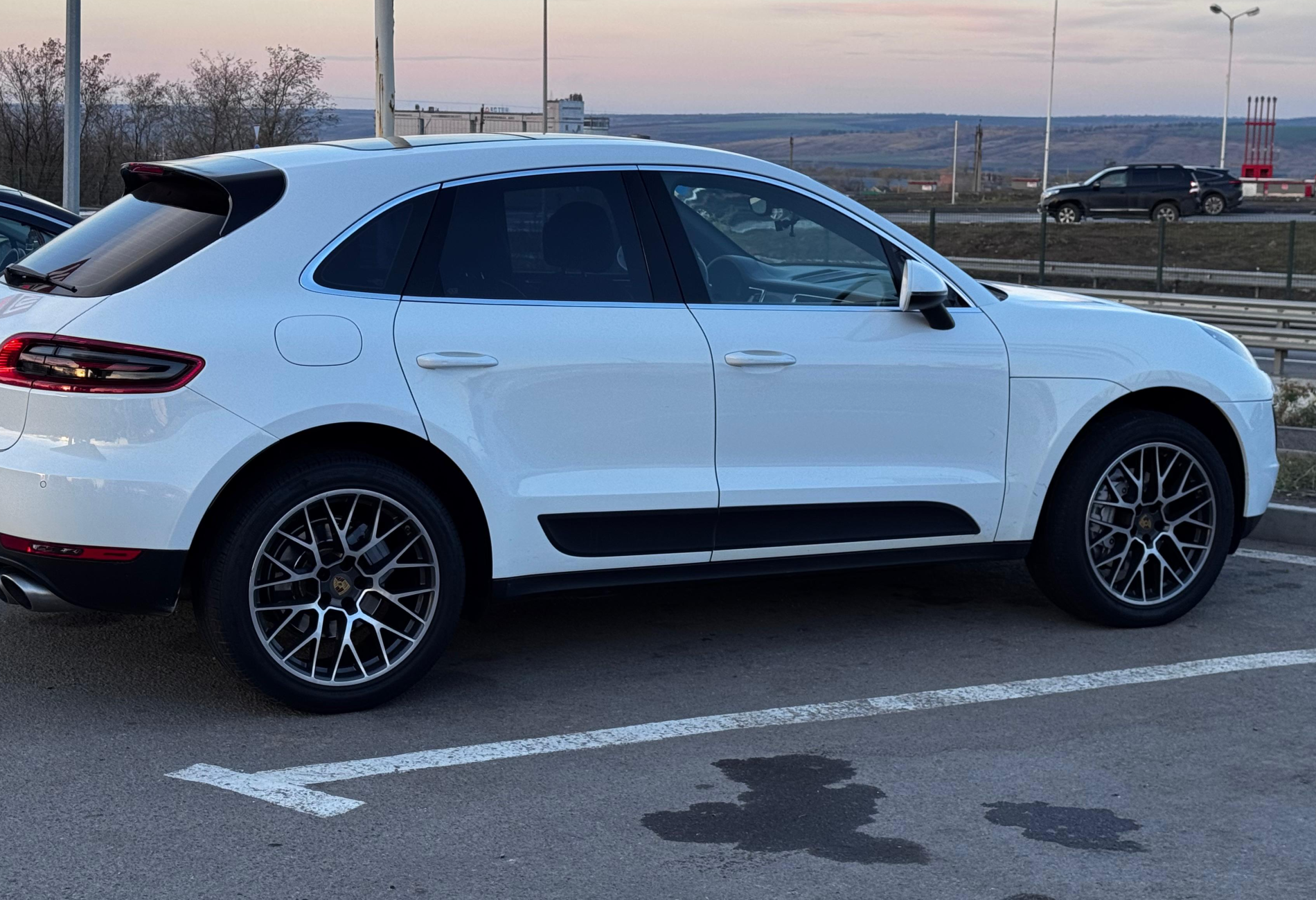 Аренда porsche macan премиум класса 2016 года в городе Москва Дмитровская от 12000 руб./сутки, полный привод, двигатель: бензин, объем 3 литра, каско (Мультидрайв), ОСАГО (Мультидрайв), без водителя, недорого, вид 2 - RentRide