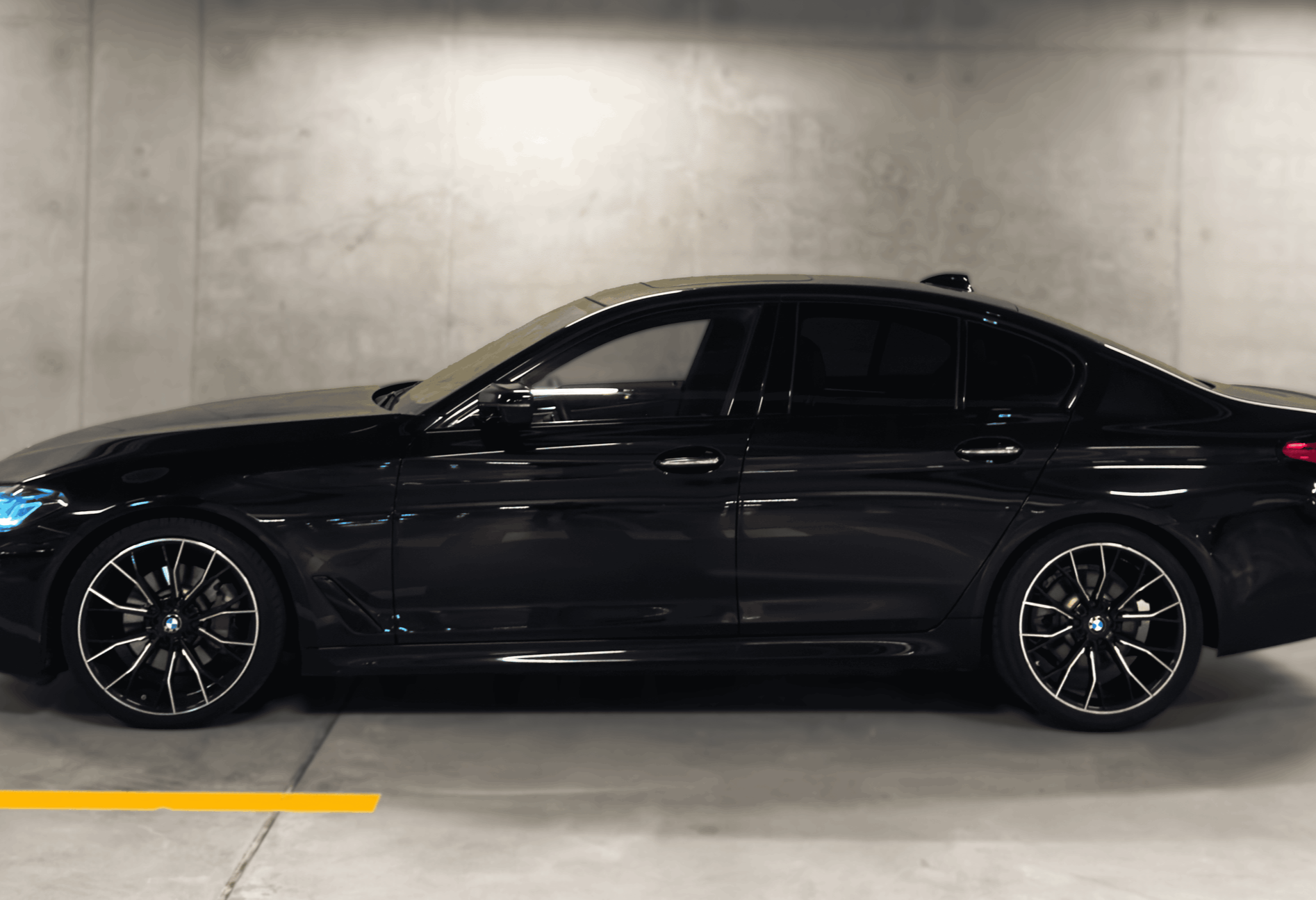 Аренда bmw 5-serii 2017 года в городе Москва ЦСКА от 10320 руб./сутки, задний привод, двигатель: бензин, объем 2 литра, ОСАГО (Мультидрайв), без водителя, недорого, вид 3 - RentRide