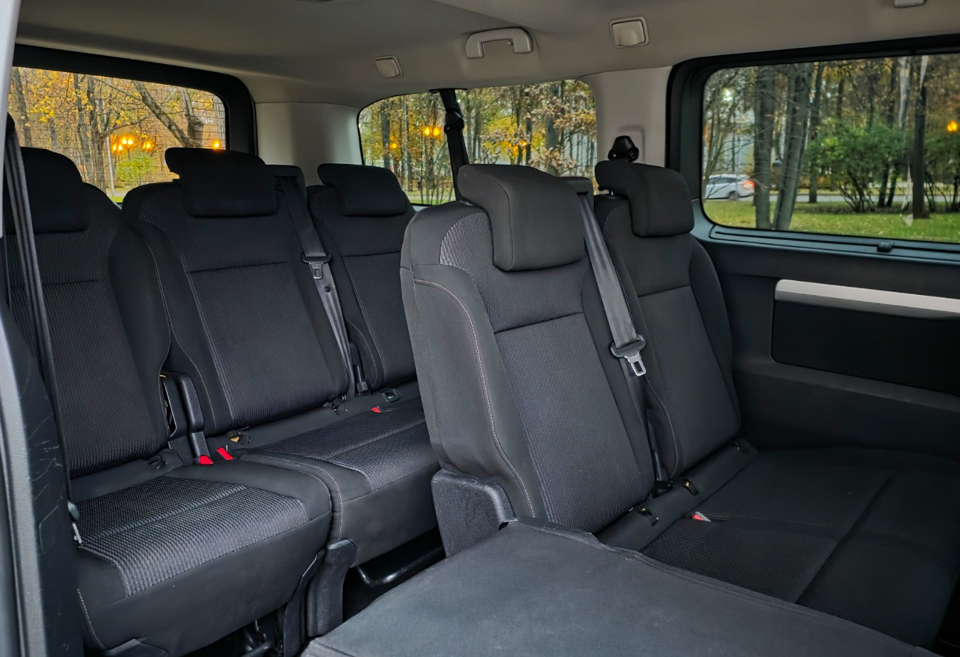 Аренда peugeot traveller 2021 года в городе Москва Киевская от 8360 руб./сутки, передний привод, двигатель: дизель, объем 2 литра, ОСАГО (Мультидрайв), без водителя, недорого, вид 4 - RentRide