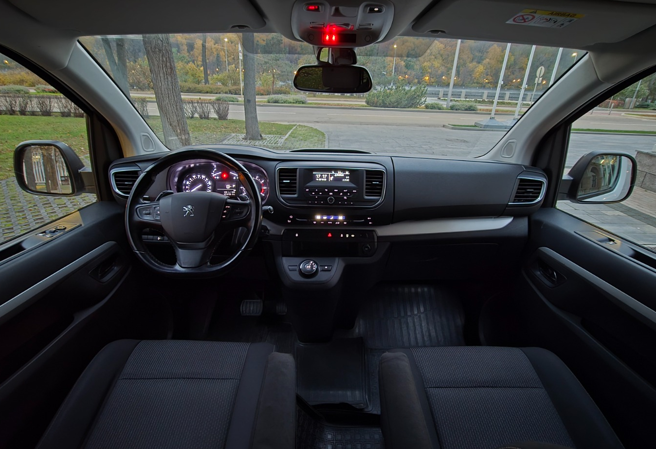 Аренда peugeot traveller 2021 года в городе Москва Киевская от 8360 руб./сутки, передний привод, двигатель: дизель, объем 2 литра, ОСАГО (Мультидрайв), без водителя, недорого, вид 5 - RentRide