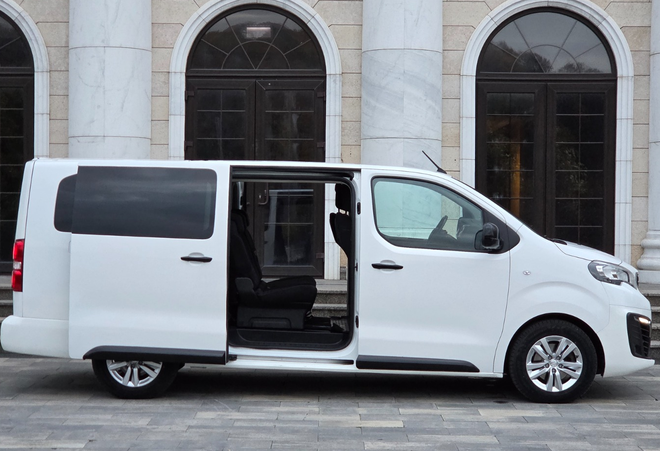 Аренда peugeot traveller 2021 года в городе Москва Киевская от 8360 руб./сутки, передний привод, двигатель: дизель, объем 2 литра, ОСАГО (Мультидрайв), без водителя, недорого, вид 2 - RentRide