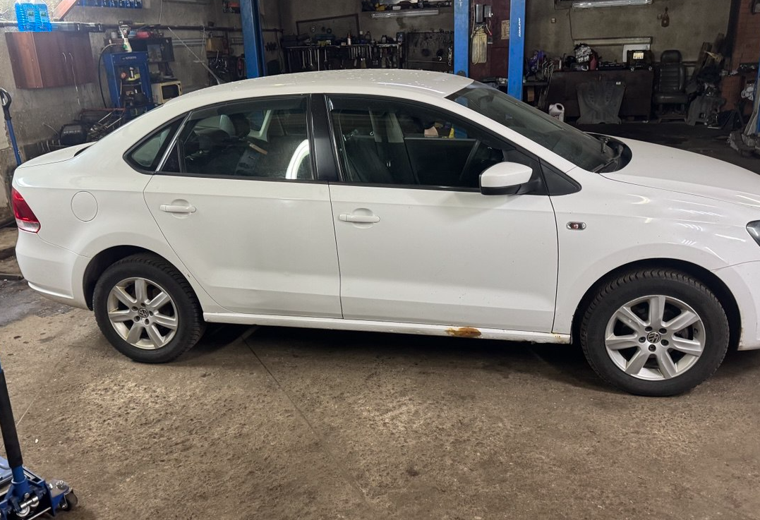 Аренда volkswagen polo эконом класса 2011 года в городе Москва от 1760 руб./сутки, передний привод, двигатель: бензин, объем 1.6 литров, ОСАГО (Впишу в полис), без водителя, недорого, вид 3 - RentRide