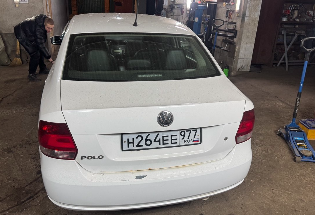 Аренда volkswagen polo эконом класса 2011 года в городе Москва от 1760 руб./сутки, передний привод, двигатель: бензин, объем 1.6 литров, ОСАГО (Впишу в полис), без водителя, недорого, вид 4 - RentRide