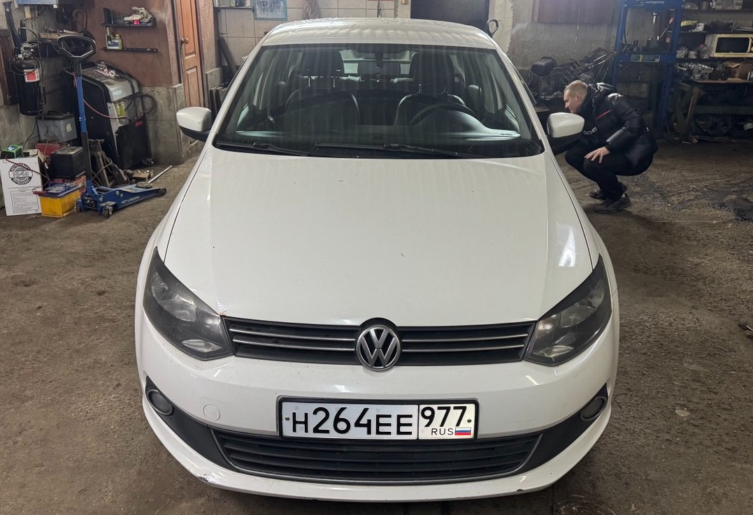 Аренда volkswagen polo эконом класса 2011 года в городе Москва от 1760 руб./сутки, передний привод, двигатель: бензин, объем 1.6 литров, ОСАГО (Впишу в полис), без водителя, недорого - RentRide